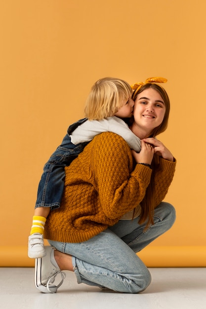 Foto gratuita madre de tiro completo con niño