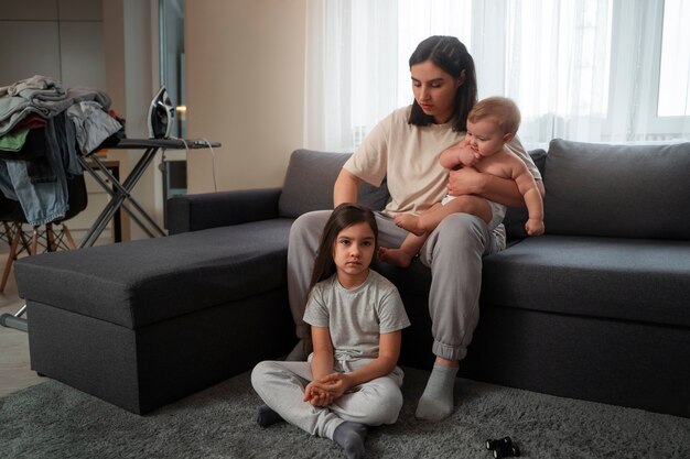 Madre de tiro completo con niños en casa.