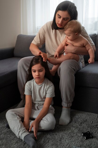 Madre de tiro completo con niños en casa.