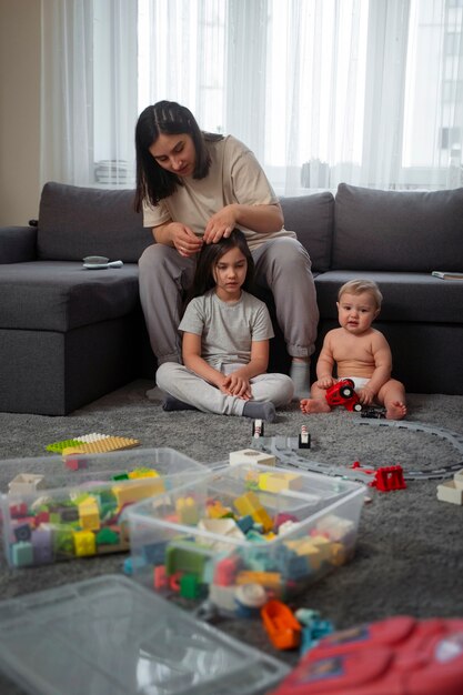 Madre de tiro completo con niños en casa.