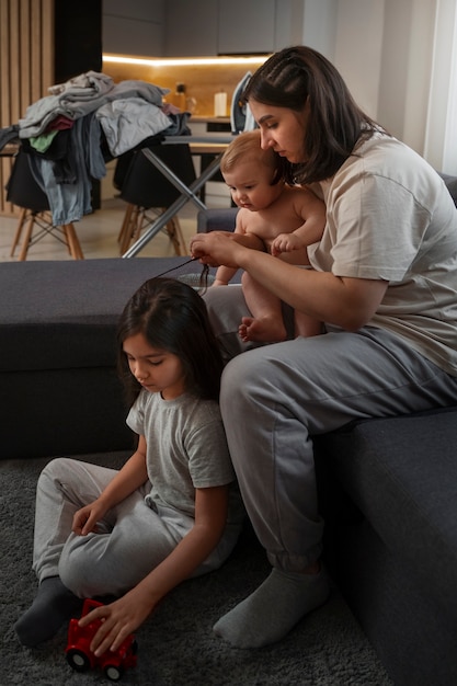 Madre de tiro completo con niños en casa.