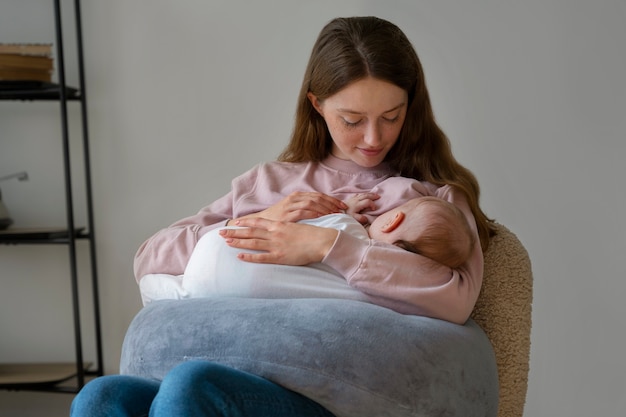 Foto gratuita madre de tiro medio con lindo recién nacido