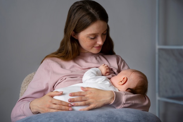 Madre de tiro medio con lindo recién nacido