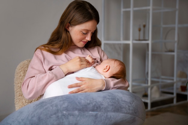 Madre de tiro medio con lindo recién nacido