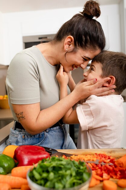 Madre, tiro medio, mirar, niño