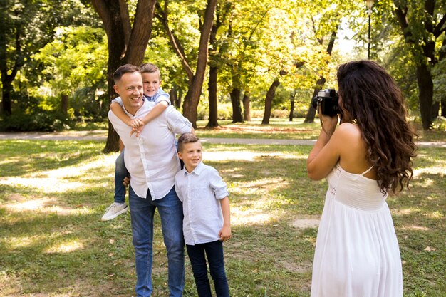 Madre tomando una foto de su familia