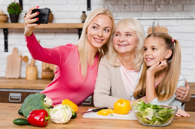 Madre tomando una selfie con su familia