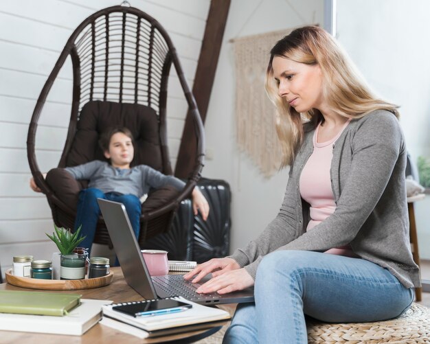 Madre trabajando desde casa concepto