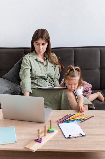 Madre trabajando con niña