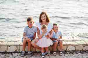 Foto gratuita madre con tres niños en el centro turístico de turquía contra el mar mediterráneo