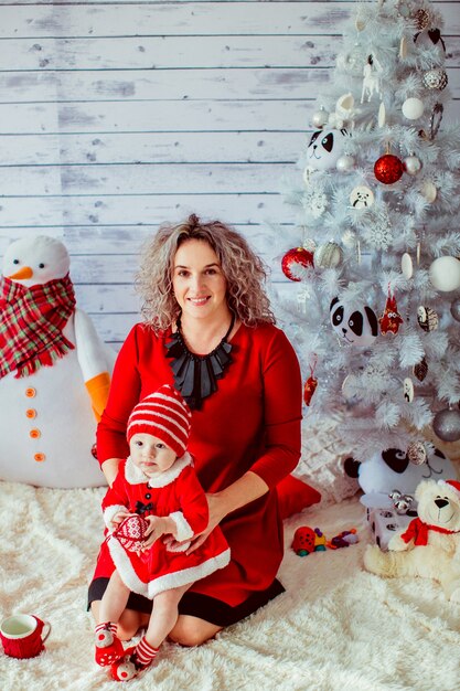 &quot;Madre en vestido rojo niña de niño celebración&quot;