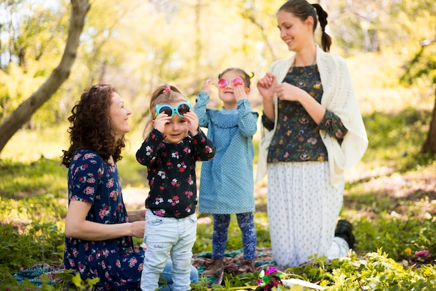 Madres felies con hijos en la naturaleza