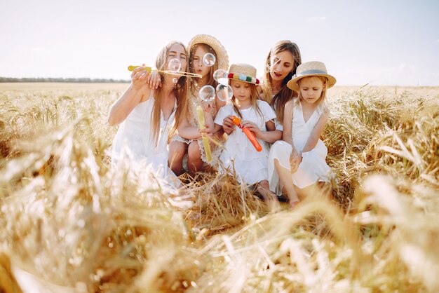 Madres con hijas jugando en un campo de otoño