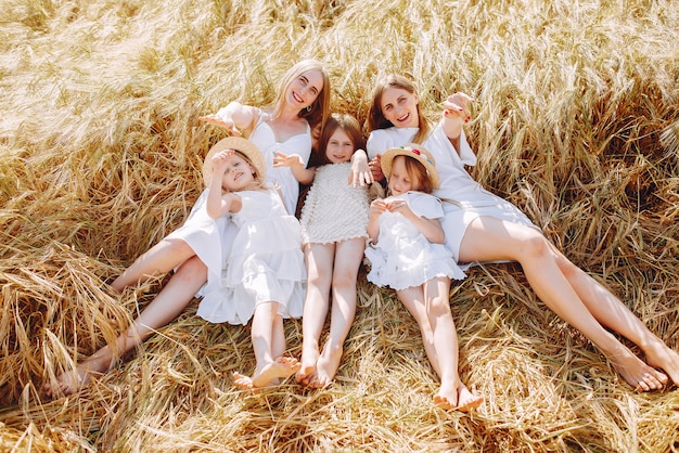 Madres con hijas jugando en un campo de otoño