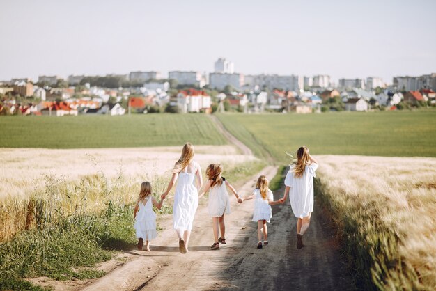 Madres con hijas jugando en un campo de otoño