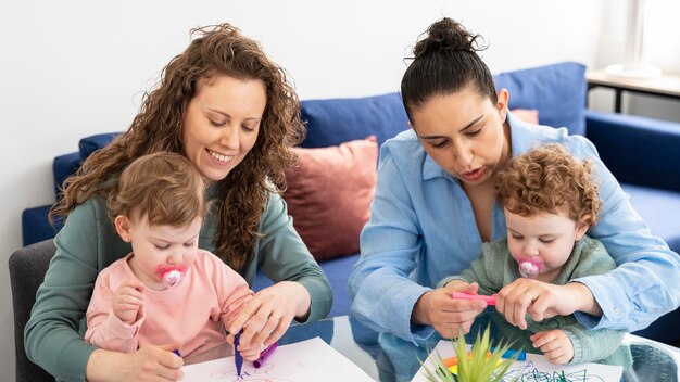 Madres LGBT en casa dibujando con sus hijos