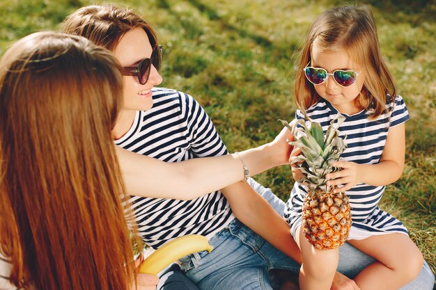 Madres con niños jugando en un parque de verano