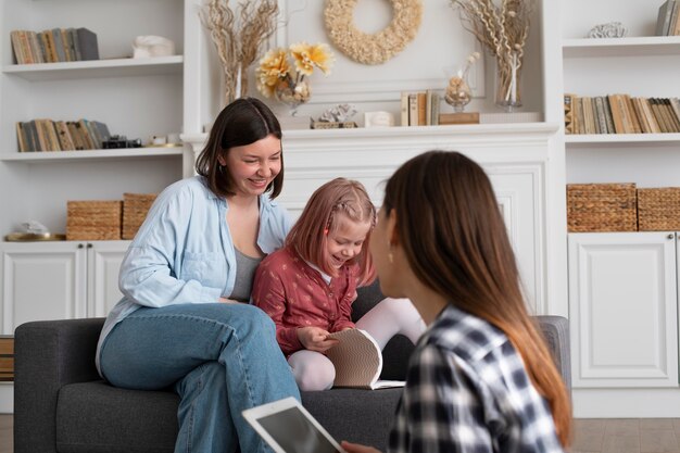 Las madres pasan tiempo junto con su hija en casa.