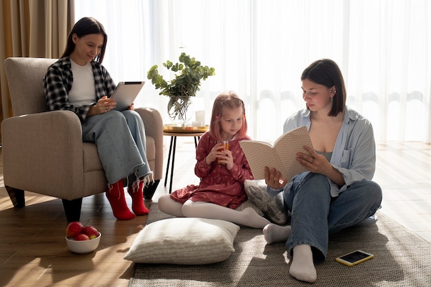 Foto gratuita las madres pasan tiempo junto con su hija en el interior