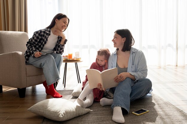 Las madres pasan tiempo junto con su hija en el interior