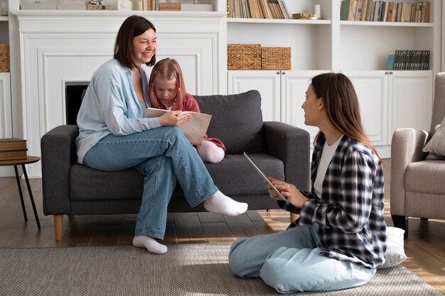 Madres que pasan tiempo junto a su hija.