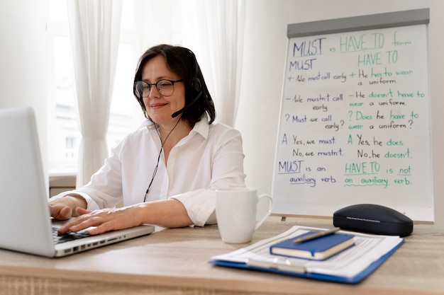 Maestra haciendo sus lecciones de inglés en línea