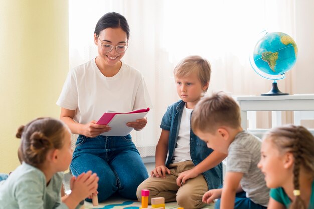 Maestra de jardín de infantes sosteniendo un cuaderno