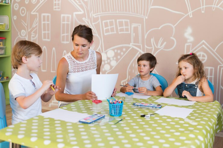 Foto gratuito maestra y niños en la mesa