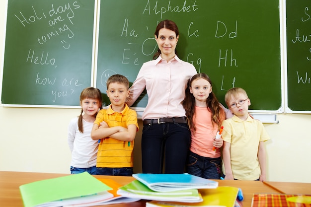 Foto gratuita maestra orgullosa con sus alumnos