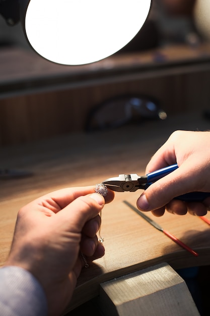 Foto gratuita maestro haciendo elegantes piezas de joyería