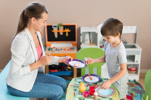 Maestro y niño jugando juntos