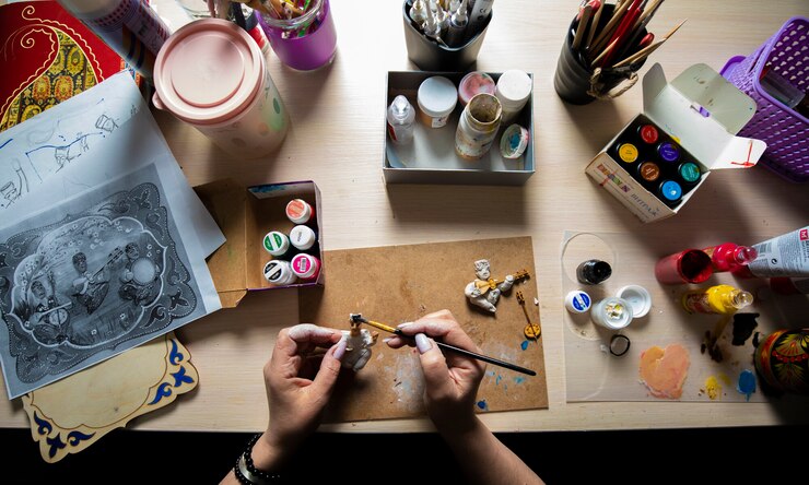 Foto gratuito maestro de pintura de mini figuras con pincel