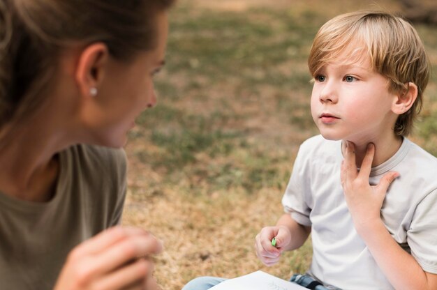 Maestro de primer plano y niño al aire libre