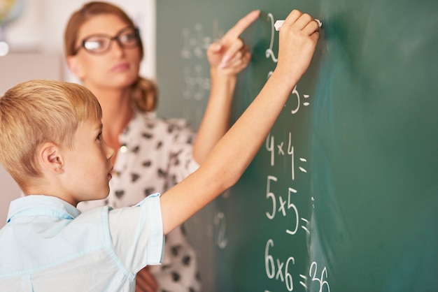 Maestro tratando de ayudar al niño a comprender las matemáticas.