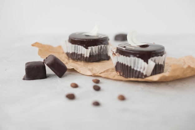 Magdalena de chocolate deliciosa en el contexto texturizado concreto