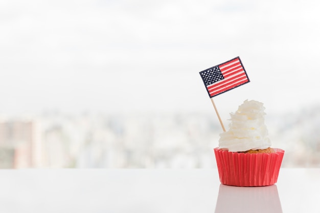 Foto gratuita magdalena con cobertura batida y bandera americana.