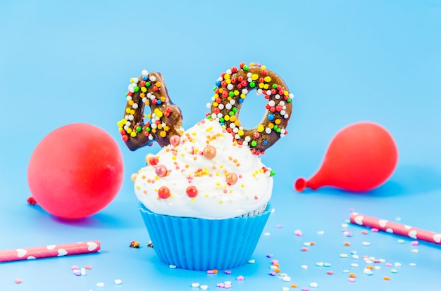 Foto gratuita magdalena de cumpleaños con una vela y globos