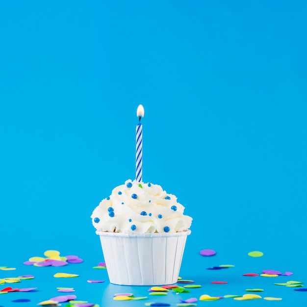 Magdalena de cumpleaños con una vela