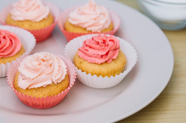 Magdalena fresca con glaseado de mantequilla de rosa en un plato