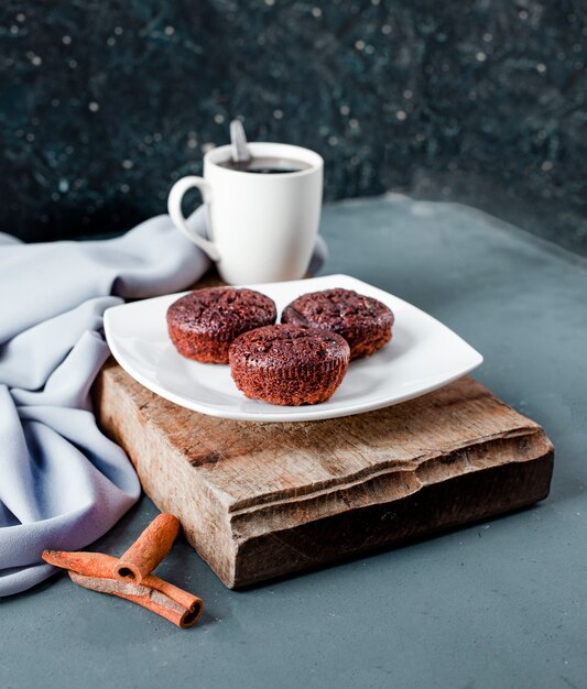 Magdalenas de chocolate y una taza de bebida.