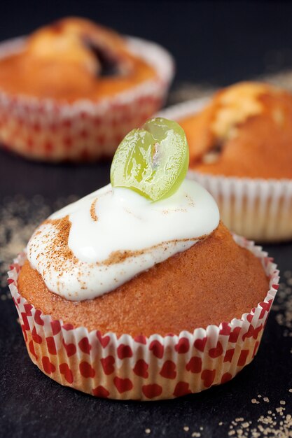 Magdalenas con crema por encima