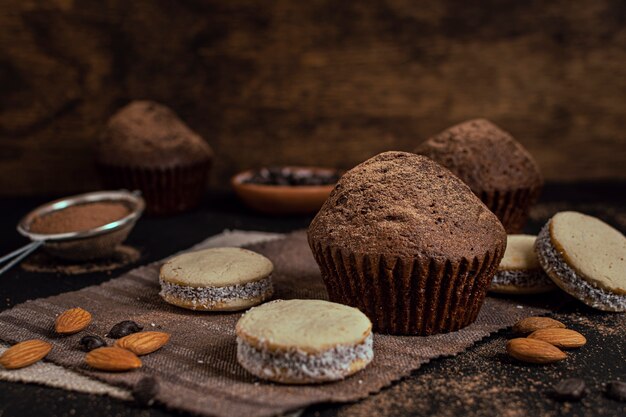 Magdalenas y galletas con fondo borroso