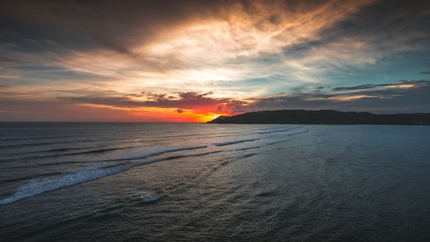 Magnífica vista del océano pacífico al atardecer capturado en Lombok, Indonesia