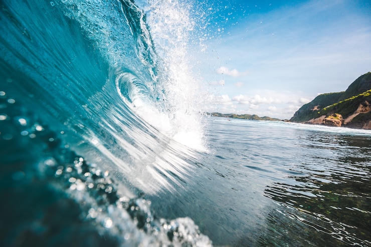 Foto gratuito magnífica vista de una ola con rocksnin el fondo capturado en lombok, indonesia
