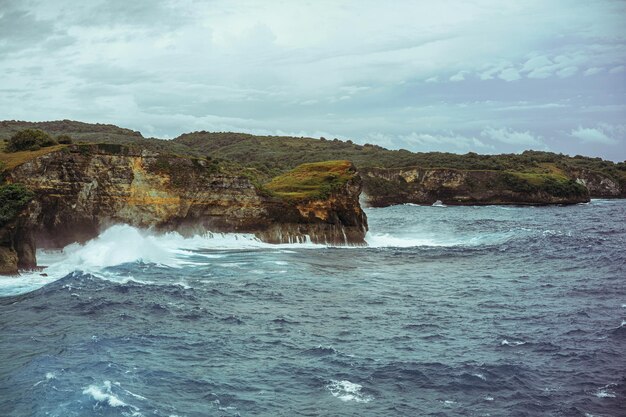 Magnífica vista de rocas naturales únicas y formación de acantilados en la hermosa playa conocida como la playa Angel's Billabong ubicada en el lado este de la isla de Nusa Penida, Bali, Indonesia. Vista aérea.