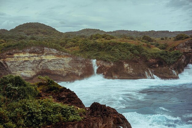 Magnífica vista de rocas naturales únicas y formación de acantilados en la hermosa playa conocida como la playa Angel's Billabong ubicada en el lado este de la isla de Nusa Penida, Bali, Indonesia. Vista aérea.