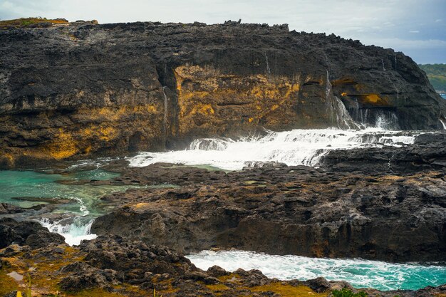 Magnífica vista de rocas naturales únicas y formación de acantilados en la hermosa playa conocida como la playa Angel's Billabong ubicada en el lado este de la isla de Nusa Penida, Bali, Indonesia. Vista aérea.