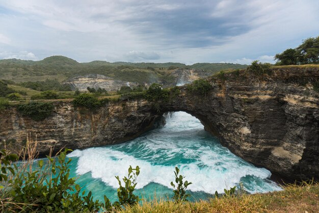 Magnífica vista de rocas naturales únicas y formación de acantilados en la hermosa playa conocida como la playa Angel's Billabong ubicada en el lado este de la isla de Nusa Penida, Bali, Indonesia. Vista aérea.