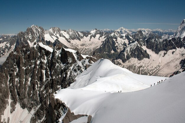 Magníficas montañas cubiertas de nieve bajo el cielo azul