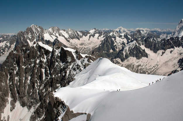 Magníficas montañas cubiertas de nieve bajo el cielo azul